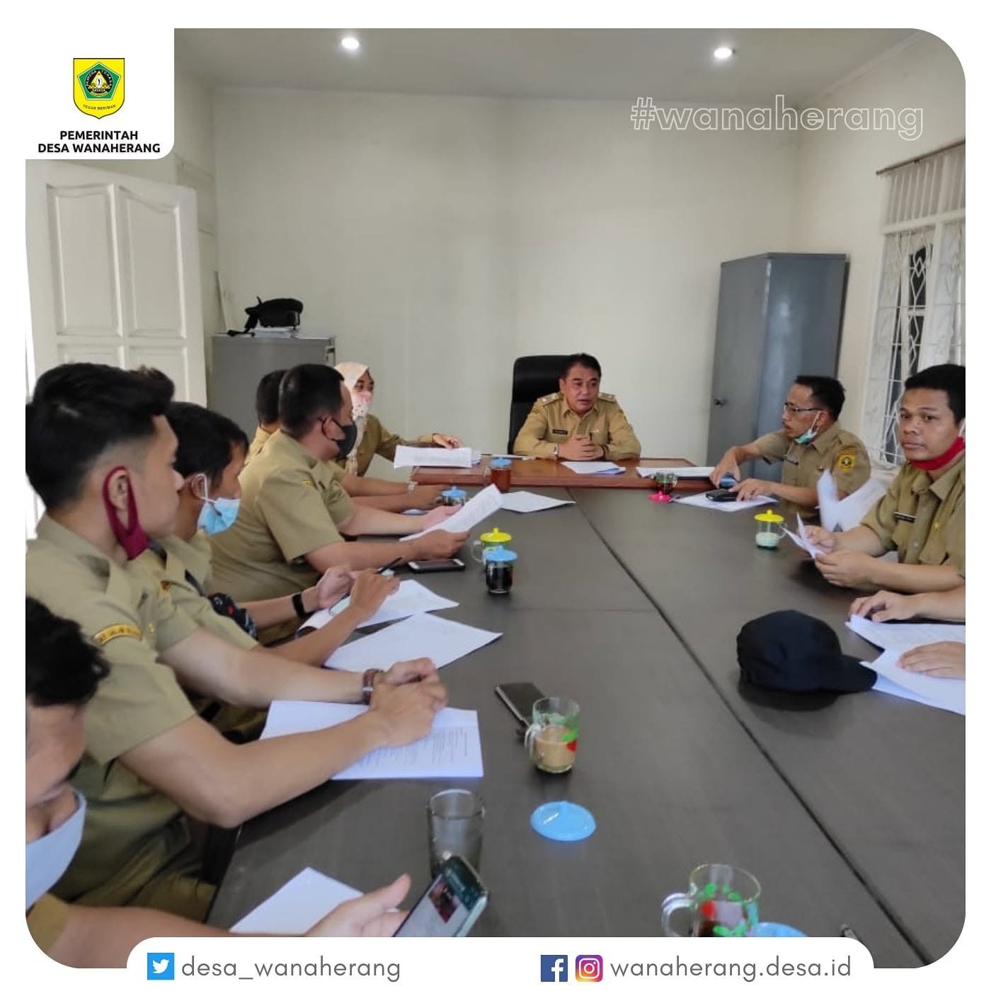 Kepala Desa Wanaherang HERI SUDEWO, S.H. memberikan arahan kepada perangkatnya